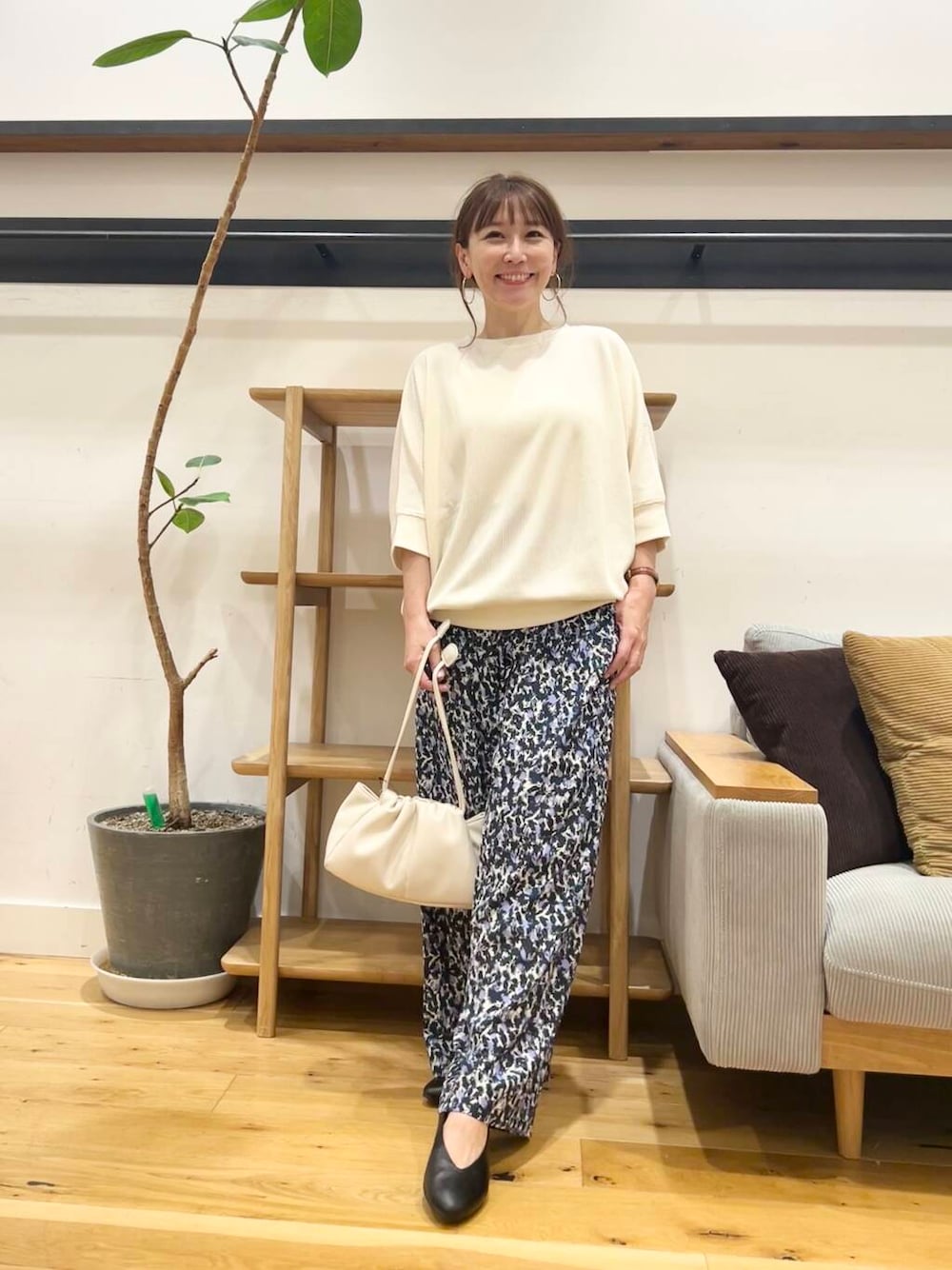「doors、低身長コーデ、40代、骨格ストレート、イエベ春、ストレート×イエベ春、今から使える秋の先取りコーデ、ストレート×イエベ」｜「URBAN RESEARCH DOORSの2WAY巾着ショルダーバッグ（ショルダーバッグ、ホワイト系）」を使った、+++ゆき+++さん（レディース・151cm）の夏コーディネートの1枚目の写真