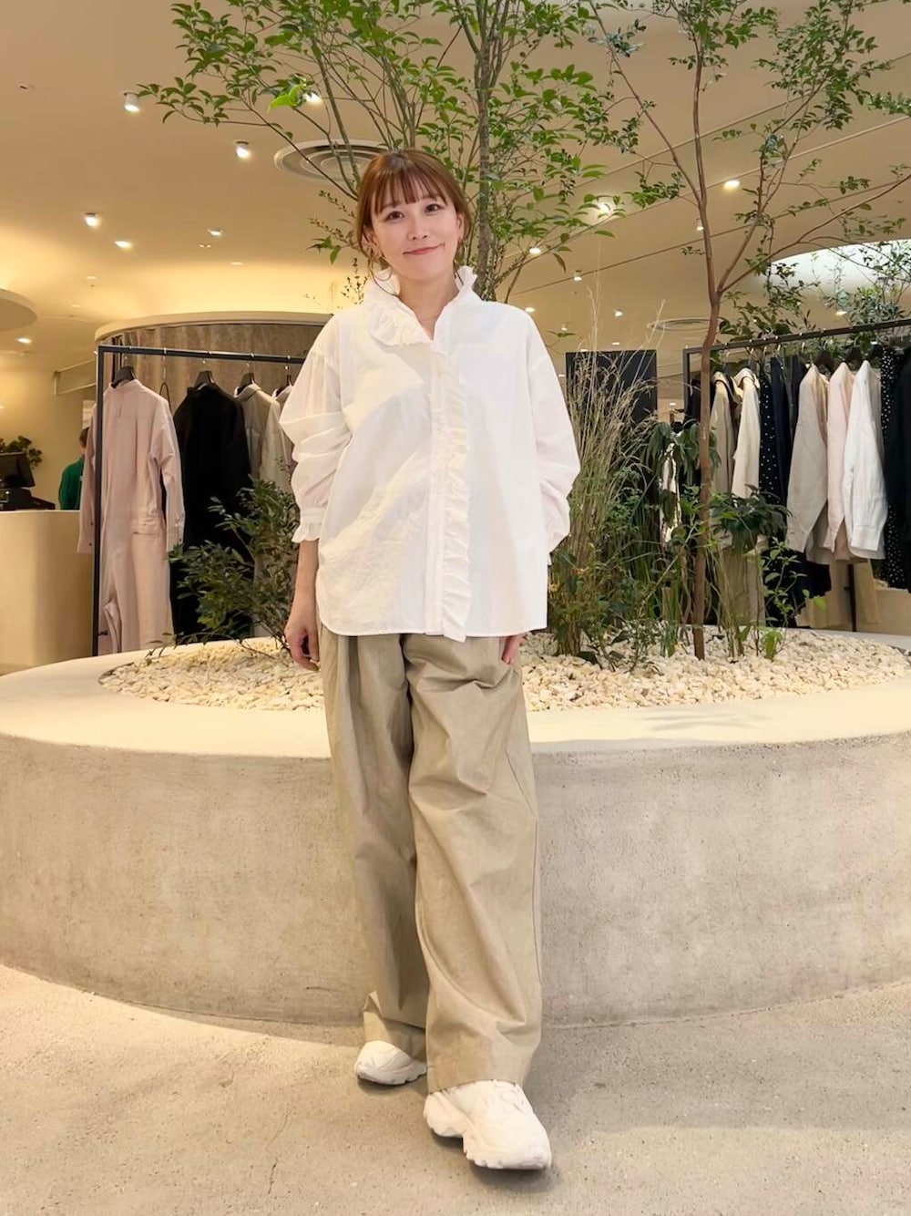 「doors、低身長コーデ、40代、骨格ストレート、イエベ春、ストレート×イエベ春、ストレート×イエベ、シャツが主役の春コーデ」｜「NIKEのNIKE　TC7900（スニーカー、ホワイト系）」を使った、+++ゆき+++さん（レディース・151cm）の春コーディネートの1枚目の写真