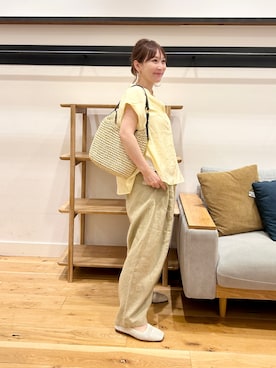 「URBAN RESEARCH DOORS（アーバンリサーチドアーズ）の『一部WEB限定カラー』ショルダータックバンドカラーシャツ｜オフィスカジュアル/通勤/おでかけ/夏（シャツ/ブラウス、イエロー系）」を使った、+++ゆき+++さん（レディース・151cm）の夏コーディネート