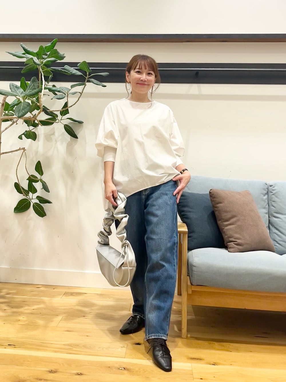 ホワイト系のシャツ/ブラウス、ブラック系のハンドバッグ、ブラック系のその他シューズを着用したレディースの秋コーディネートの1枚目の写真