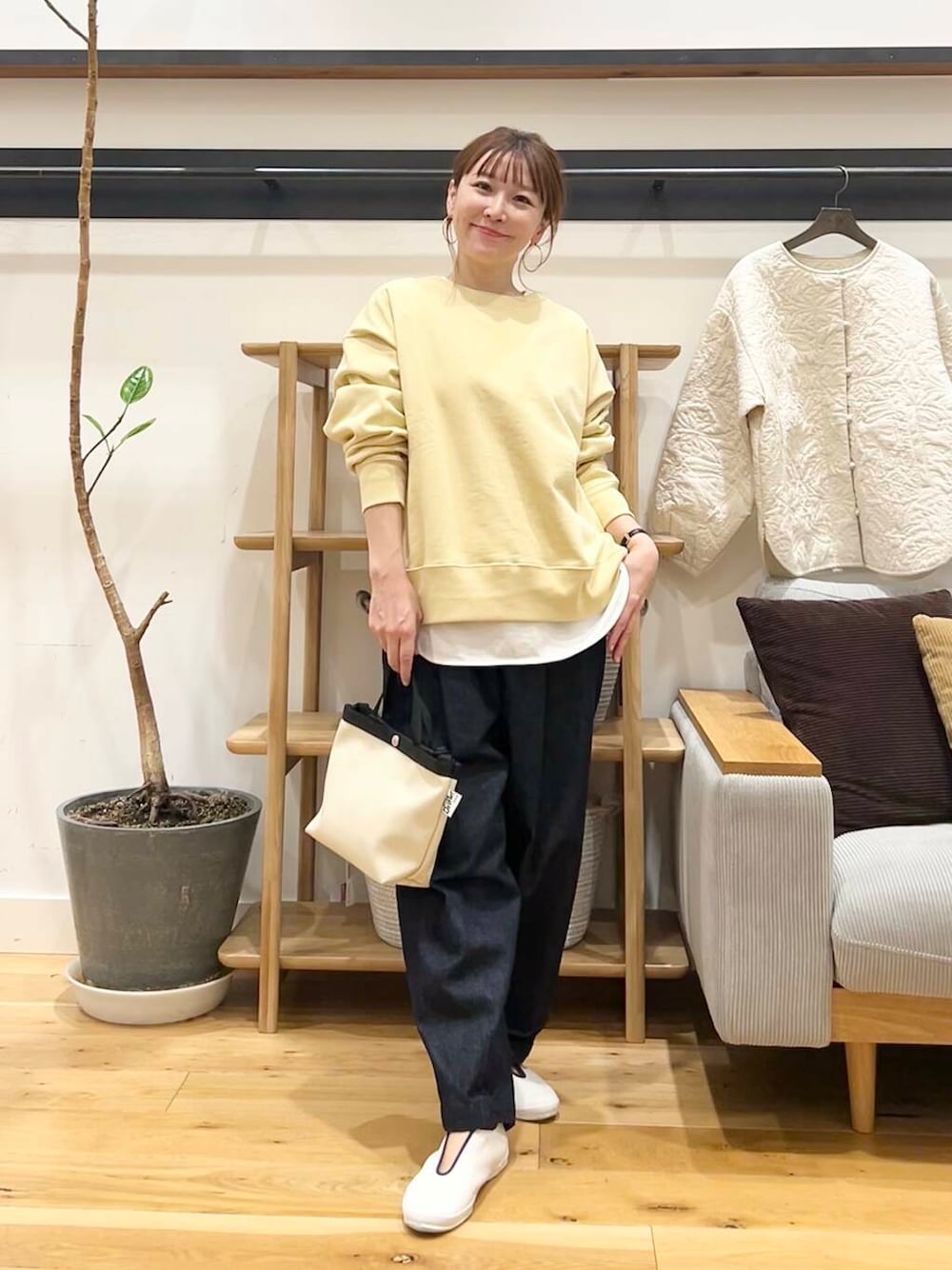 「doors、低身長コーデ、40代、春カラーコーデ、骨格ストレート、イエベ春、ストレート×イエベ春、ストレート×イエベ」｜「URBAN RESEARCH DOORSのUSAコットンラウンドヘムカットソー（Tシャツ/カットソー、ホワイト系）」を使った、+++ゆき+++さん（レディース・151cm）の春コーディネートの1枚目の写真