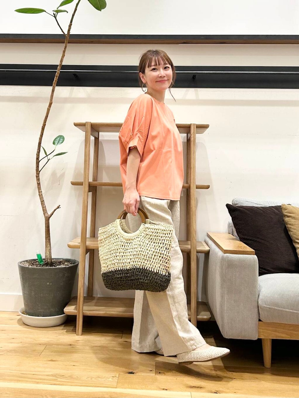 「doors、低身長コーデ、40代、骨格ストレート、イエベ春、ストレート×イエベ春、ストレート×イエベ、初夏のお出掛けコーデ」｜「URBAN RESEARCH DOORSのリネンイージーパンツ（その他パンツ、ベージュ系）」を使った、+++ゆき+++さん（レディース・151cm）の春コーディネートの1枚目の写真