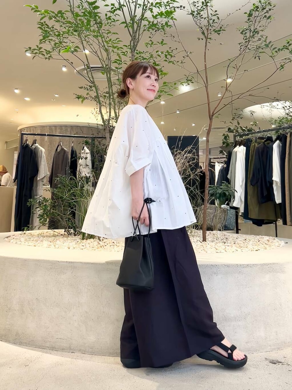「doors、低身長コーデ、40代、骨格ストレート、イエベ春、ストレート×イエベ春、ストレート×イエベ、万能ブラウスコーデ」｜「かぐれのドット刺しゅうワイドプルオーバー（シャツ/ブラウス、ホワイト系）」を使った、+++ゆき+++さん（レディース・151cm）の夏コーディネートの1枚目の写真