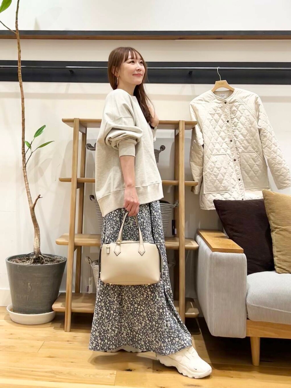 「doors、低身長コーデ、40代、骨格ストレート、イエベ春、ストレート×イエベ春、ストレート×イエベ、最旬スウェットコーデ」｜「NIKEのNIKE　TC7900（スニーカー、ホワイト系）」を使った、+++ゆき+++さん（レディース・151cm）の春コーディネートの1枚目の写真