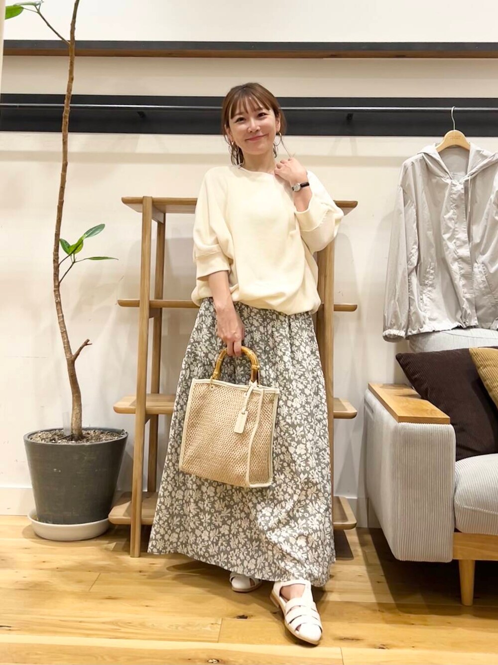 「doors、低身長コーデ、40代、骨格ストレート、イエベ春、ストレート×イエベ春、ストレート×イエベ、初夏アウター」｜「URBAN RESEARCH DOORSのタックフライスワイドTシャツ（Tシャツ/カットソー、ベージュ系）」を使った、+++ゆき+++さん（レディース・151cm）の春コーディネートの1枚目の写真