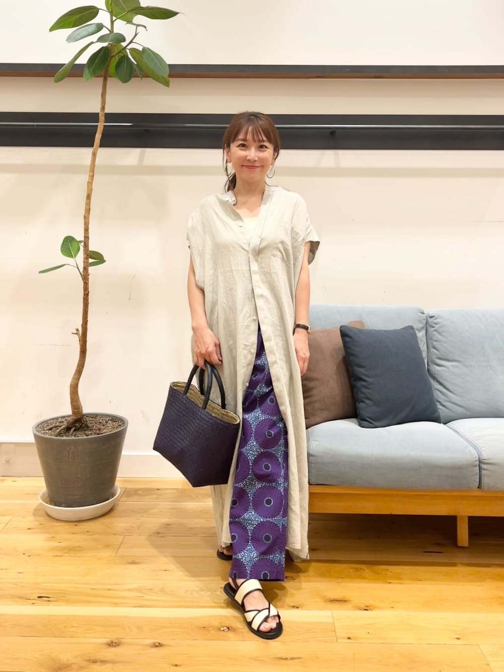 「かぐれのリネンノースリーブワイドシャツワンピース（ワンピース、グレー系）」を使った、+++ゆき+++さん（レディース・151cm）の夏コーディネートの1枚目の写真