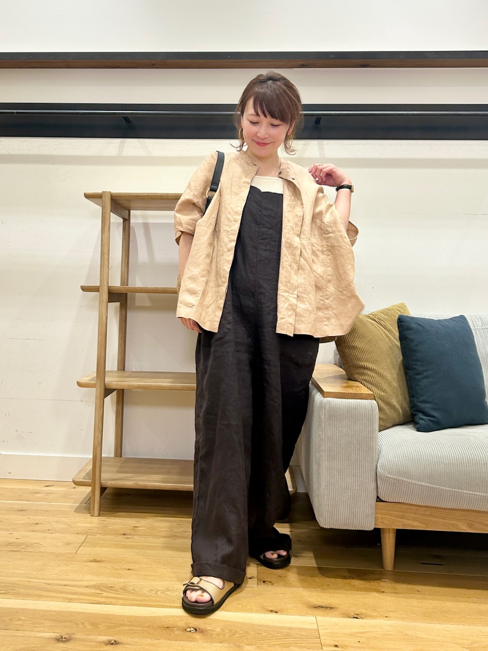 グレー系のサロペット/オーバーオール、ピンク系のシャツ/ブラウス、ホワイト系のタンクトップを着用したレディースの春コーディネートの1枚目の写真