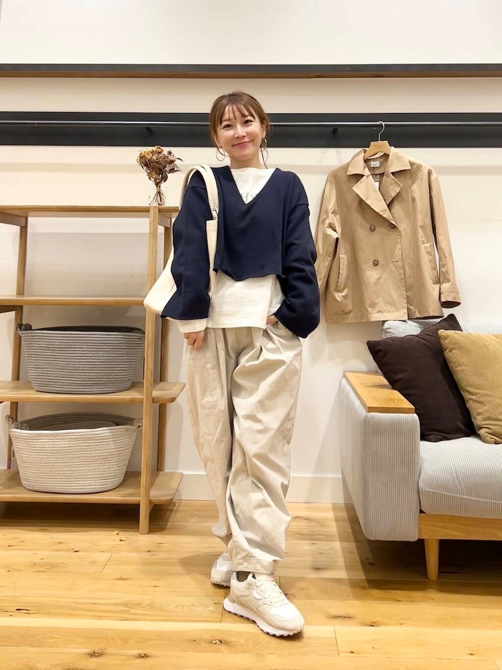 「doors、低身長コーデ、40代、骨格ストレート、イエベ春、ストレート×イエベ春、春アウターコーデ、ストレート×イエベ、新作スニーカーコーデ」｜「URBAN RESEARCH DOORSのミドルインレイVネックプルオーバー（Tシャツ/カットソー、ブルー系）」を使った、+++ゆき+++さん（レディース・151cm）の冬コーディネートの1枚目の写真