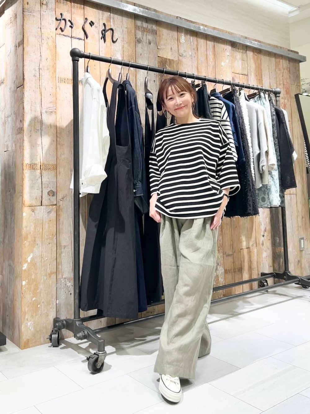 「doors、低身長コーデ、40代、骨格ストレート、イエベ春、ストレート×イエベ春、最旬スニーカーコーデ、ストレート×イエベ」｜「かぐれのリネンイージーパンツ（その他パンツ、ベージュ系）」を使った、+++ゆき+++さん（レディース・151cm）の春コーディネートの1枚目の写真