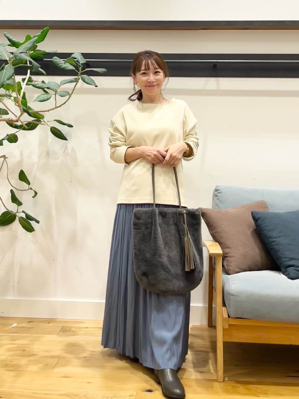 ホワイト系のTシャツ/カットソー、グレー系のトートバッグ、ブルー系のスカートを着用したレディースの秋コーディネートの1枚目の写真