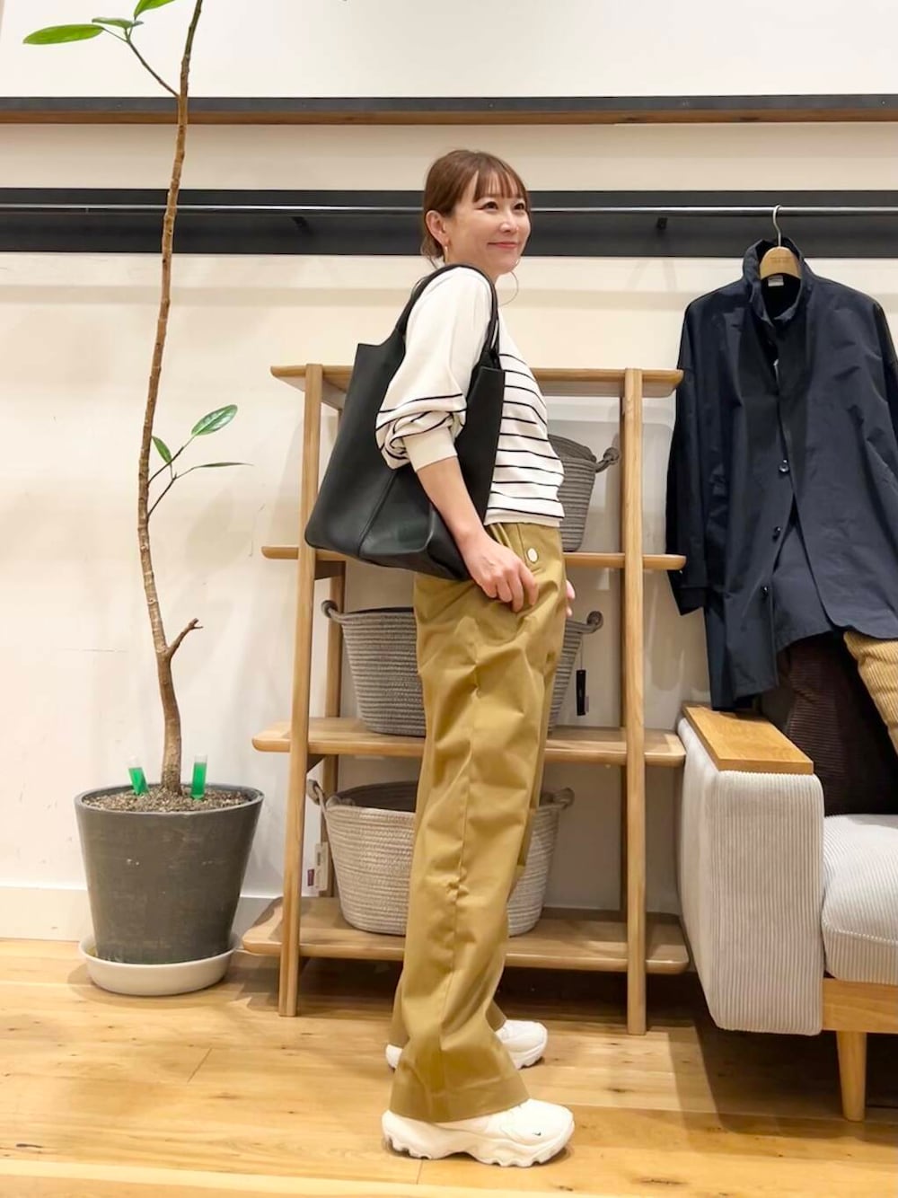「doors、低身長コーデ、40代、骨格ストレート、イエベ春、ストレート×イエベ春、ストレート×イエベ、春のジャケットスタイル」｜「NIKEのNIKE　TC7900（スニーカー、ホワイト系）」を使った、+++ゆき+++さん（レディース・151cm）の春コーディネートの1枚目の写真