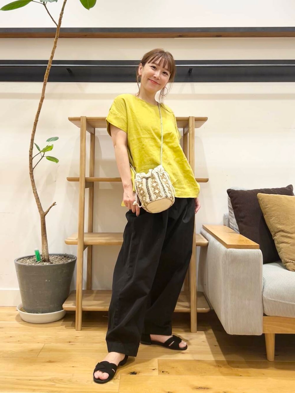 「doors、低身長コーデ、40代、骨格ストレート、イエベ春、ストレート×イエベ春、ストレート×イエベ、リネン着こなし術、万能ブラウスコーデ、洒落見えイージーパンツ×サンダル、イージーパンツ×サンダル」｜「URBAN RESEARCH DOORSの『一部WEB限定カラー』セパレートフラットサンダル（サンダル、ブラック系）」を使った、+++ゆき+++さん（レディース・151cm）の夏コーディネートの1枚目の写真