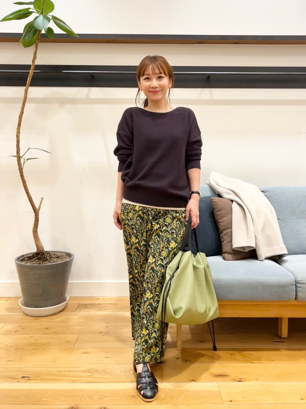 「カラーパンツ、オトナカジュアル、低身長、きれいめカジュアル」｜「URBAN RESEARCH DOORSのコットンボートネックガーターKNIT（ニット/セーター、グレー系）」を使った、+++ゆき+++さん（レディース・151cm）の春コーディネートの1枚目の写真