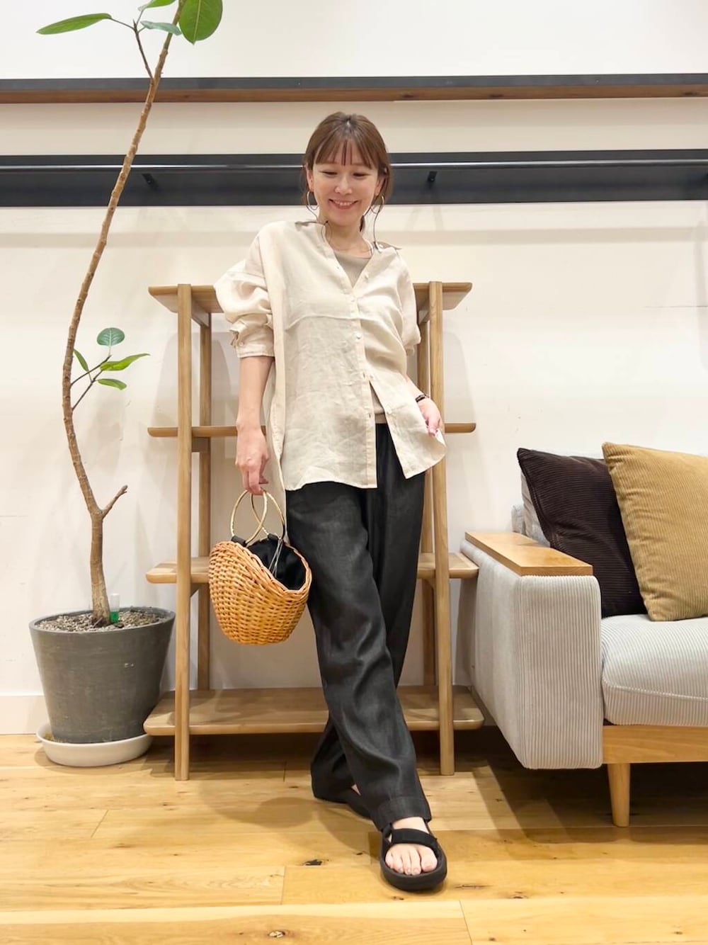 「doors、低身長コーデ、40代、骨格ストレート、イエベ春、ストレート×イエベ春、ストレート×イエベ、ワンピース×低身長、着回し力抜群シャツ」｜「COTTOのCOTTO　かごバッグ（ショルダーバッグ、イエロー系）」を使った、+++ゆき+++さん（レディース・151cm）の夏コーディネートの1枚目の写真