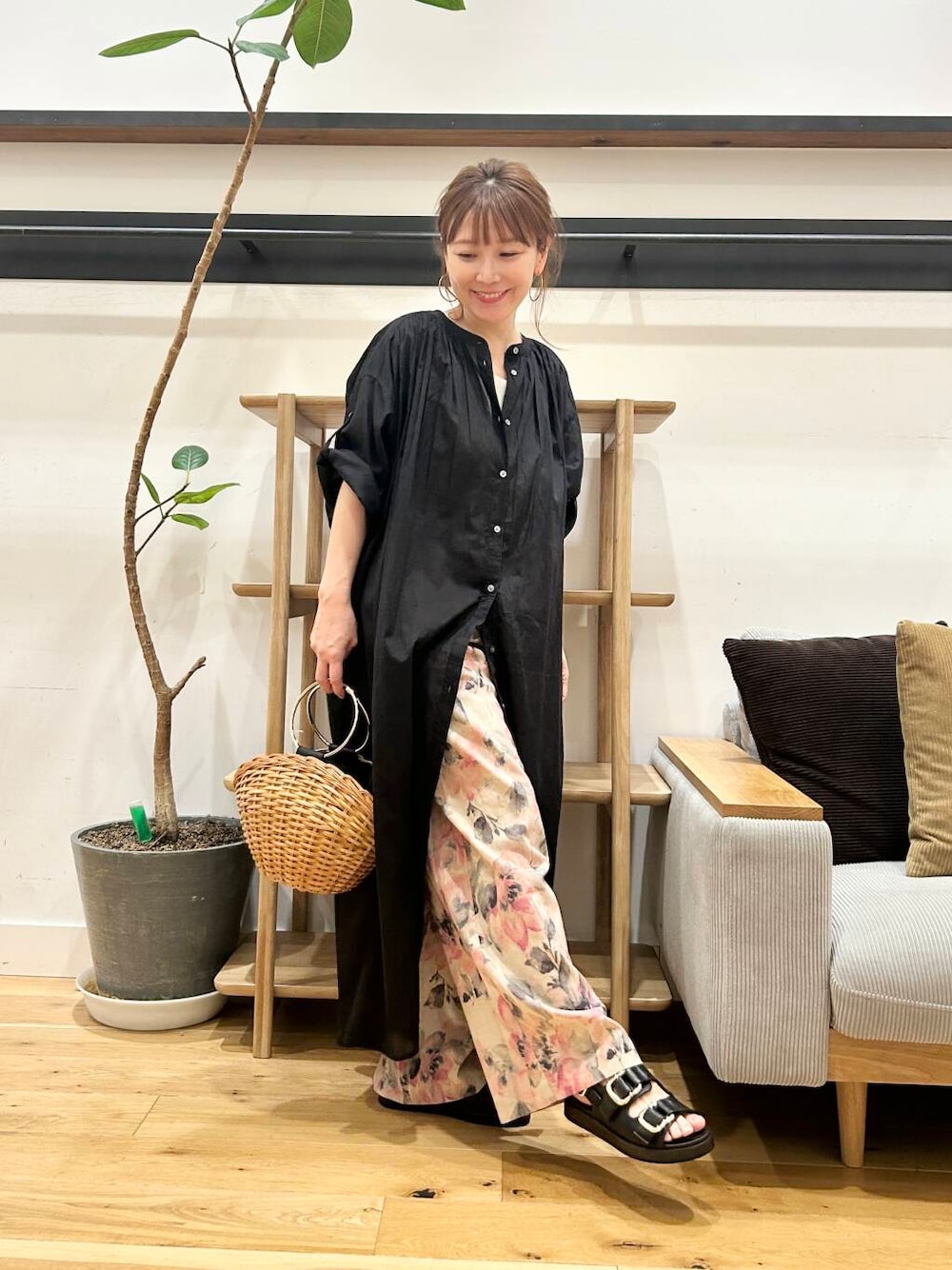 「doors、低身長コーデ、40代、骨格ストレート、イエベ春、ストレート×イエベ春、ストレート×イエベ、リネン着こなし術」｜「URBAN RESEARCH DOORSのコットンボイルロールアップハーフスリーブワンピース（ワンピース、ブラック系）」を使った、+++ゆき+++さん（レディース・151cm）の夏コーディネートの1枚目の写真