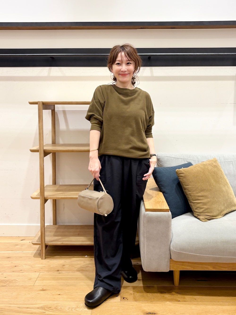 ブラウン系のTシャツ/カットソー、ブルー系のその他パンツ、ベージュ系のハンドバッグを着用したレディースの秋コーディネートの1枚目の写真