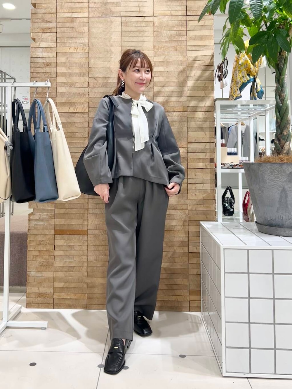 「セレモニースタイル、低身長コーデ、40代、春カラーコーデ、骨格ストレート、イエベ春、ストレート×イエベ春、ストレート×イエベ、ブラウスが主役の春コーデ」｜「SENSE OF PLACE by URBAN RESEARCHのワンハンドルラウンドバッグ（ショルダーバッグ、ブラック系）」を使った、+++ゆき+++さん（レディース・151cm）の春コーディネートの1枚目の写真