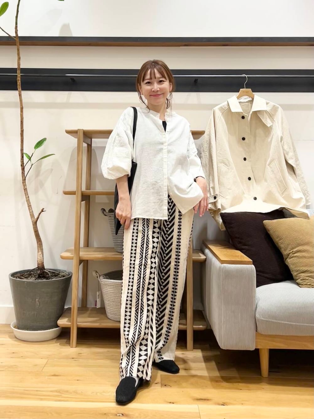 「doors、低身長コーデ、春カラーコーデ、骨格ストレート、イエベ春、ストレート×イエベ春、春アウターコーデ、ストレート×イエベ」｜「RODE SKOの『MADE IN JAPAN』スクエアトゥローファー（ローファー、ブラック系）」を使った、+++ゆき+++さん（レディース・151cm）の春コーディネートの1枚目の写真