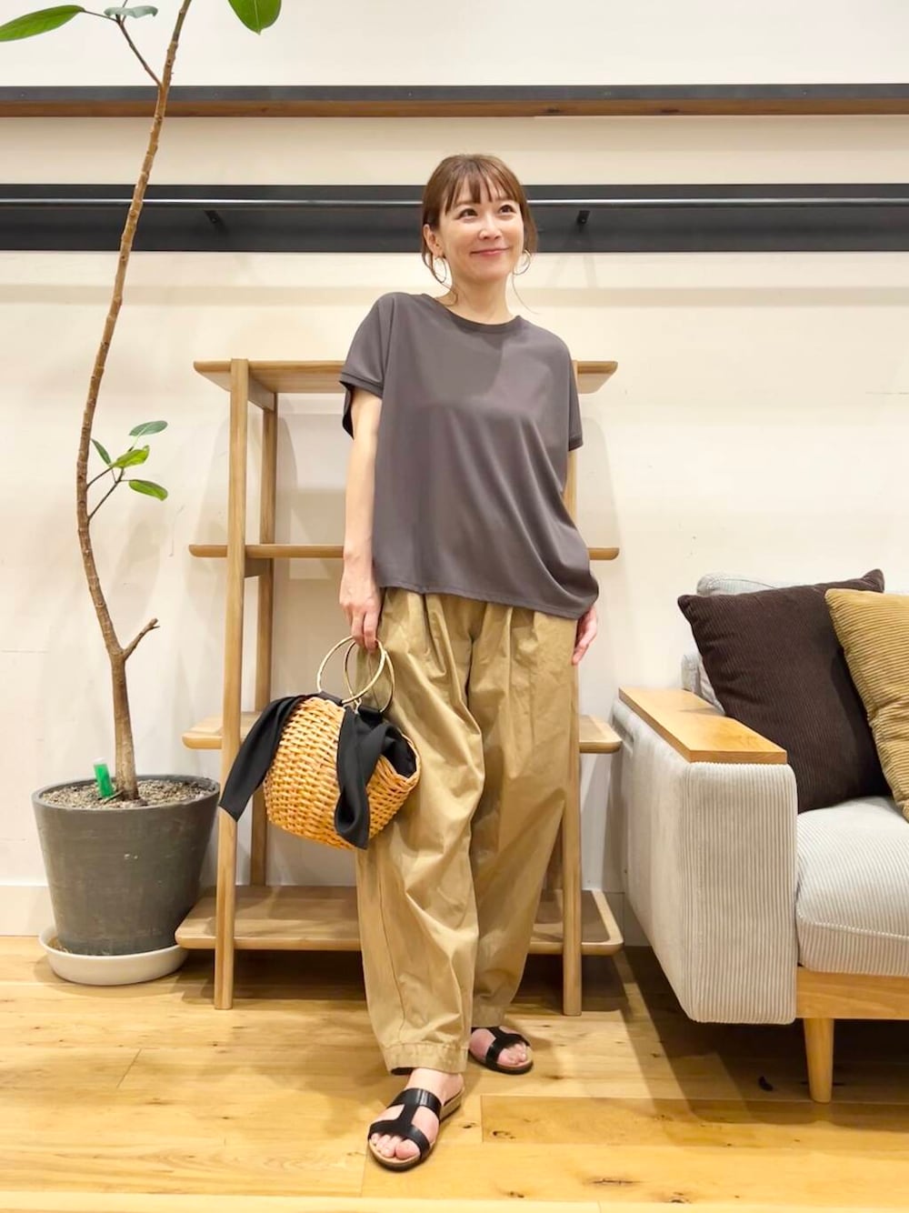 「doors、低身長コーデ、40代、骨格ストレート、イエベ春、きれいめ派のtシャツコーデ、ストレート×イエベ」｜「URBAN RESEARCH DOORSの『UR TECH』汗染み防止ドルマンTシャツ（Tシャツ/カットソー、グレー系）」を使った、+++ゆき+++さん（レディース・151cm）の夏コーディネートの1枚目の写真