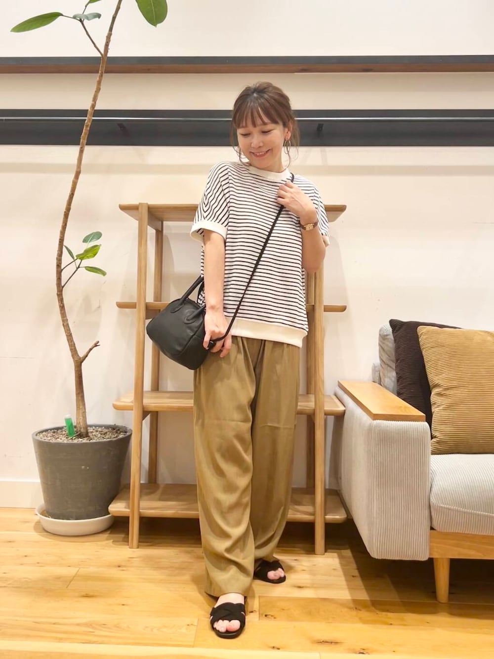 「doors、低身長コーデ、40代、骨格ストレート、イエベ春、ストレート×イエベ春、ストレート×イエベ、一枚で決まるtシャツ」｜「URBAN RESEARCH DOORSの『一部WEB限定カラー』セパレートフラットサンダル（サンダル、ブラック系）」を使った、+++ゆき+++さん（レディース・151cm）の夏コーディネートの1枚目の写真