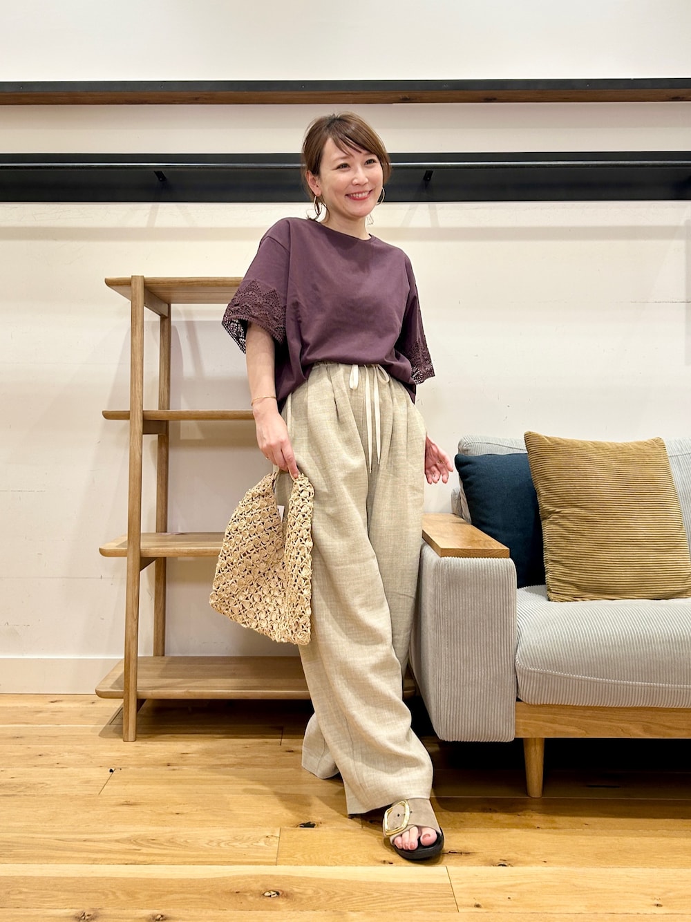 ブラウン系のTシャツ/カットソー、ベージュ系のその他パンツ、ベージュ系のサンダルを着用したレディースの春コーディネートの1枚目の写真