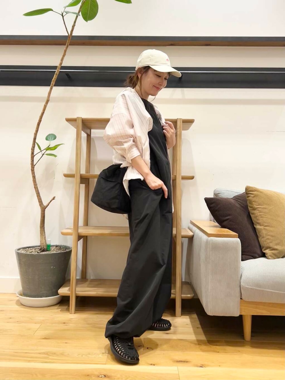 「doors、低身長コーデ、サンダルコーデ、40代、骨格ストレート、イエベ春、ストレート×イエベ春、ストレート×イエベ、トレンドシャツ」｜「EKALのTINY GARDEN PRODUCTS　ストロール2WAYバッグ（ショルダーバッグ、ブラック系）」を使った、+++ゆき+++さん（レディース・151cm）の春コーディネートの1枚目の写真