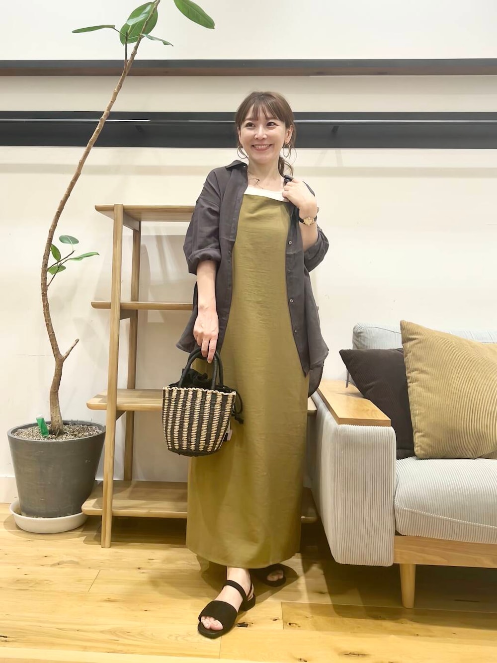 「doors、低身長コーデ、40代、骨格ストレート、イエベ春、ストレート×イエベ、ワンピース×低身長」｜「URBAN RESEARCH DOORSの巾着カゴバッグ（ハンドバッグ、ブラック系）」を使った、+++ゆき+++さん（レディース・151cm）の夏コーディネートの1枚目の写真