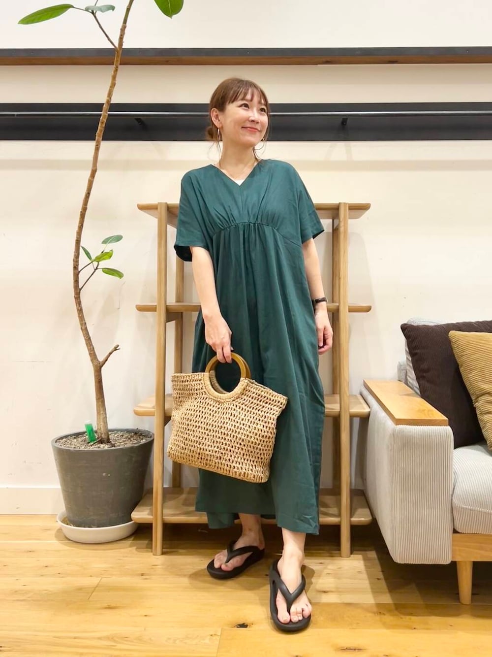 「doors、低身長コーデ、40代、骨格ストレート、イエベ春、ストレート×イエベ春、ストレート×イエベ、リネン着こなし術」｜「RODE SKOのウッドハンドルペーパーバッグ（トートバッグ、ベージュ系）」を使った、+++ゆき+++さん（レディース・151cm）の夏コーディネートの1枚目の写真