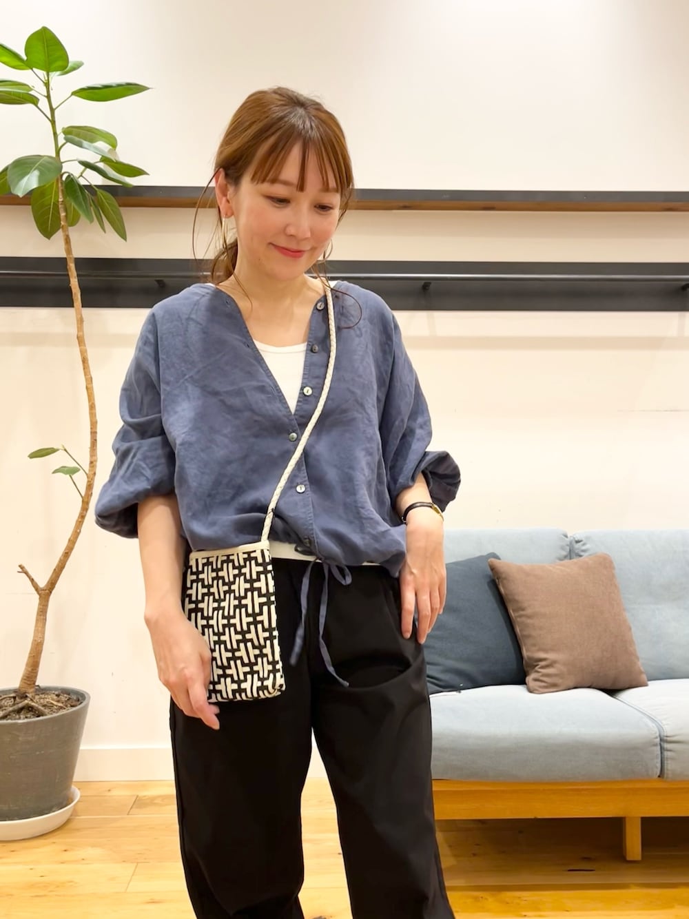 「URBAN RESEARCH DOORSのリネンドロストドルマンブラウス（シャツ/ブラウス、ブルー系）」を使った、+++ゆき+++さん（レディース・151cm）の春コーディネートの1枚目の写真