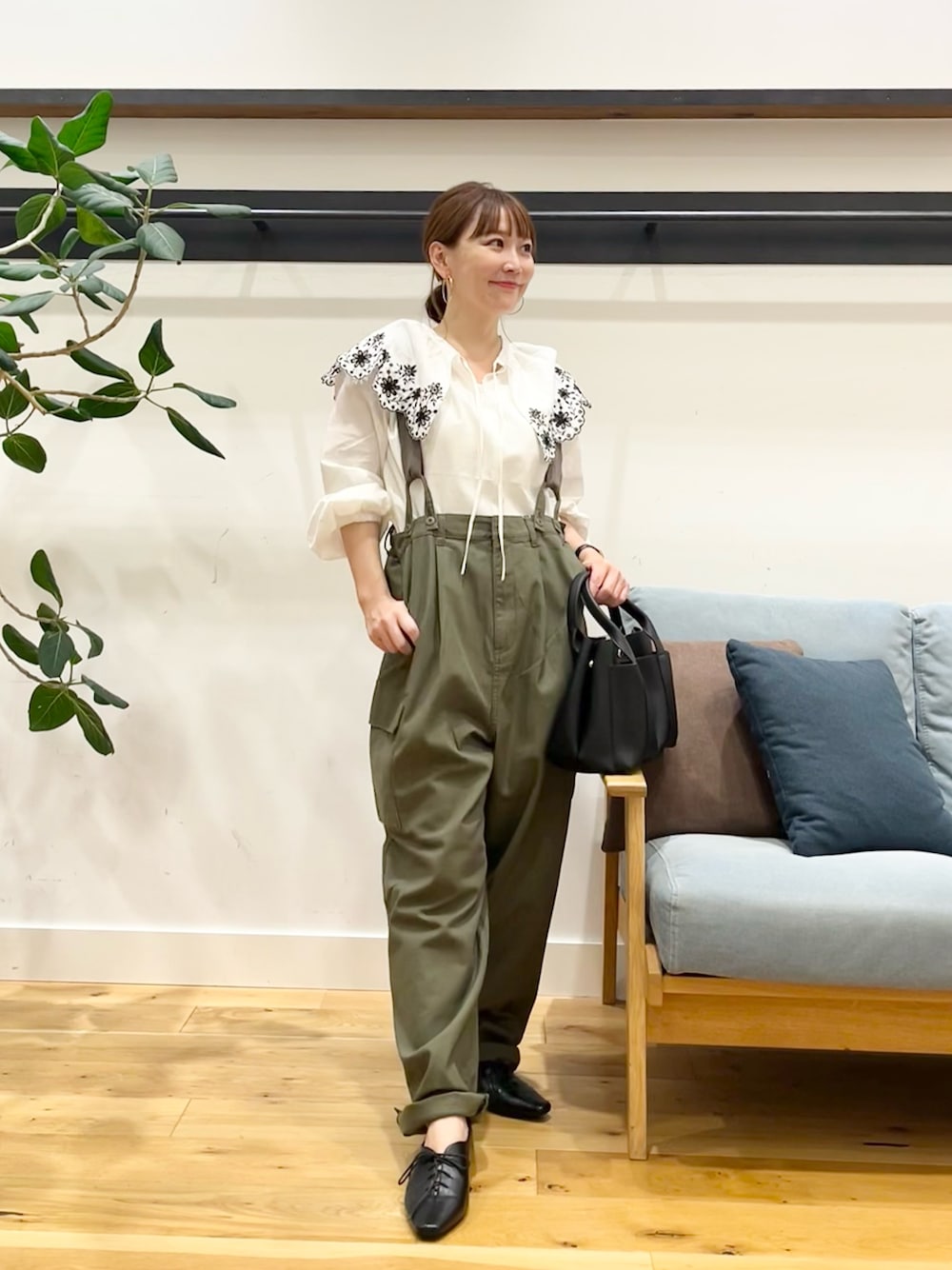 ホワイト系のシャツ/ブラウス、グリーン系のカーゴパンツ、ブラック系のその他シューズを着用したレディースの秋コーディネートの1枚目の写真