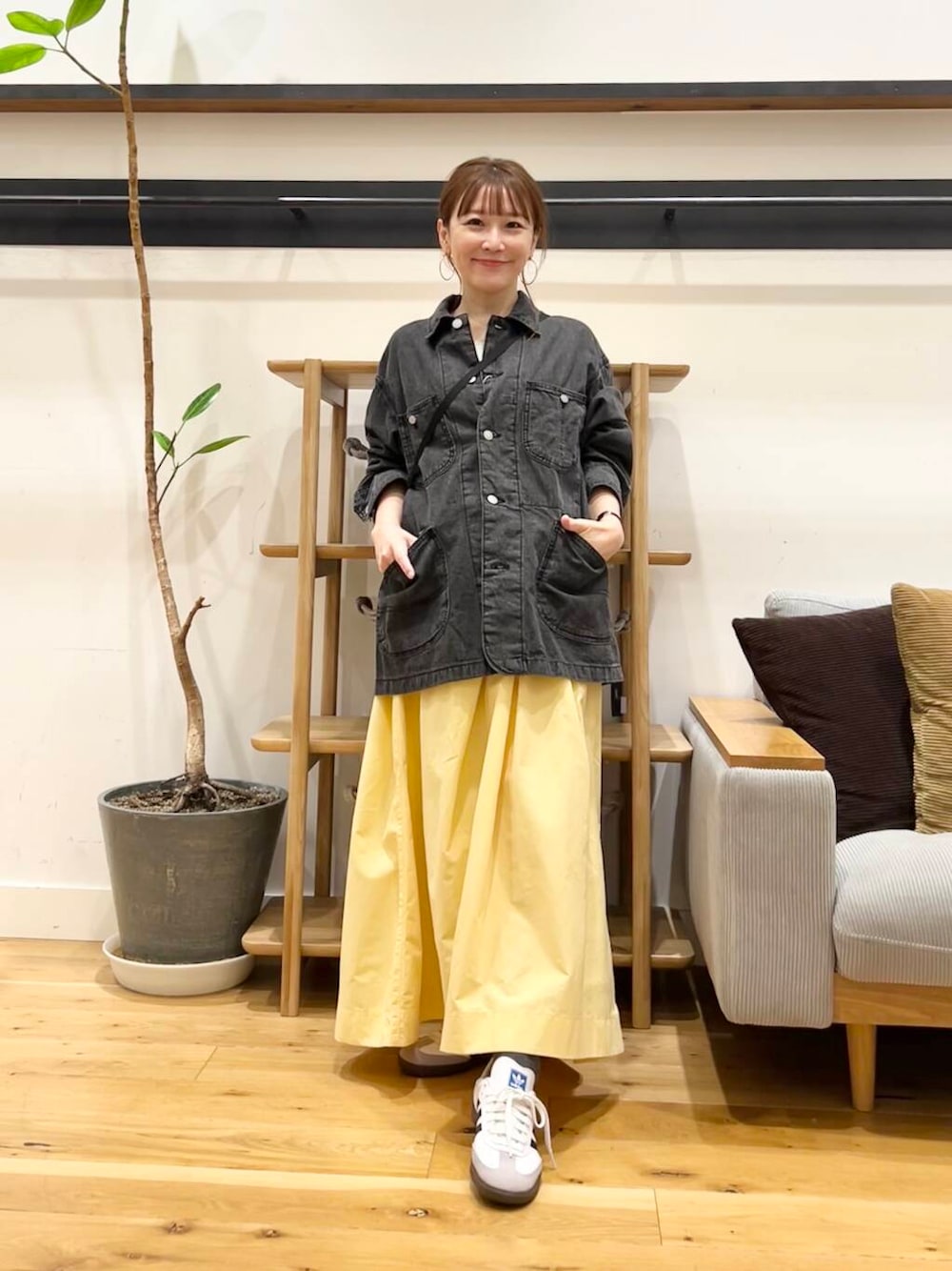 「doors、低身長コーデ、40代、春カラーコーデ、骨格ストレート、イエベ春、ストレート×イエベ春、ストレート×イエベ、新作スニーカーコーデ」｜「adidasのadidas　SAMBA OG（スニーカー、ホワイト系）」を使った、+++ゆき+++さん（レディース・151cm）の春コーディネートの1枚目の写真