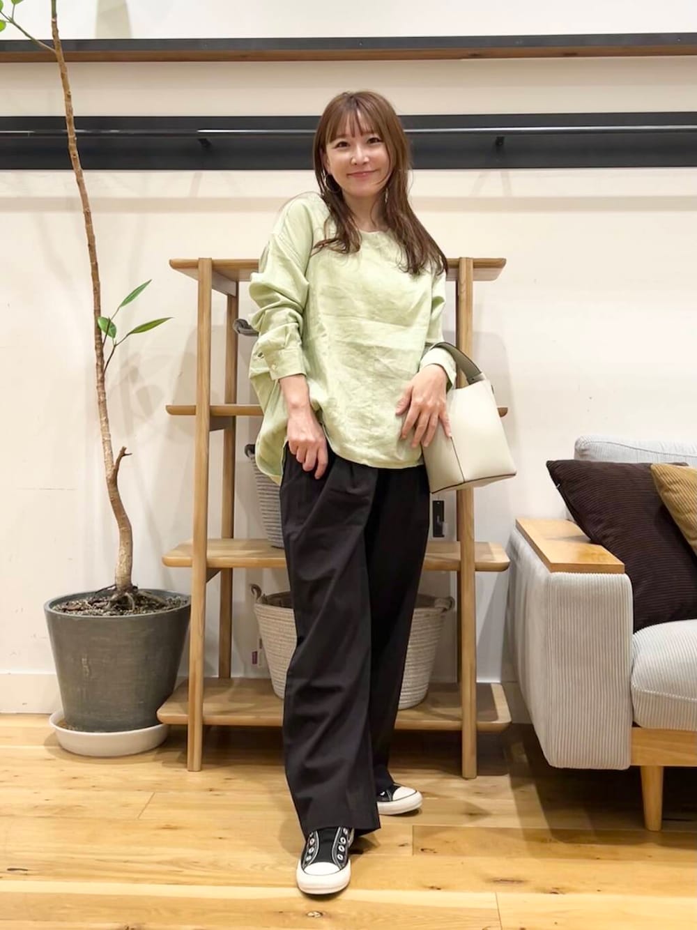 「doors、低身長コーデ、40代、春カラーコーデ、骨格ストレート、イエベ春、ストレート×イエベ春、ストレート×イエベ、新作スニーカーコーデ、ブラウスが主役の春コーデ」｜「URBAN RESEARCH DOORSのリネンバックタックプルオーバー（シャツ/ブラウス、グリーン系）」を使った、+++ゆき+++さん（レディース・151cm）の春コーディネートの1枚目の写真