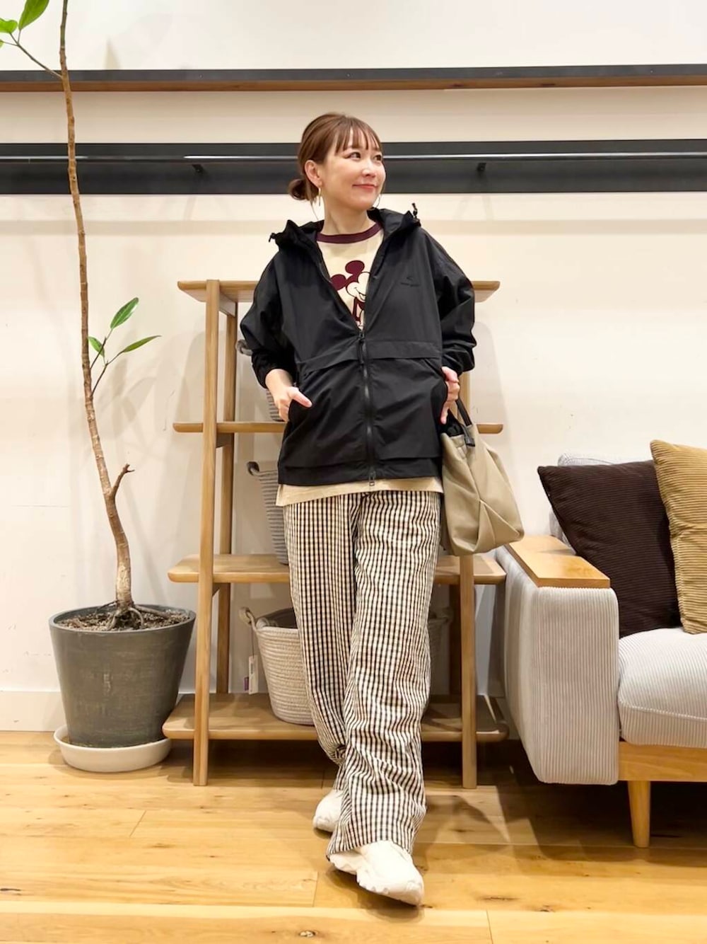 「doors、低身長コーデ、40代、春カラーコーデ、骨格ストレート、イエベ春、ストレート×イエベ春、ストレート×イエベ、春のジャケットスタイル」｜「URBAN RESEARCH DOORSのチェックギャザーイージーパンツ（その他パンツ、ベージュ系）」を使った、+++ゆき+++さん（レディース・151cm）の春コーディネートの1枚目の写真