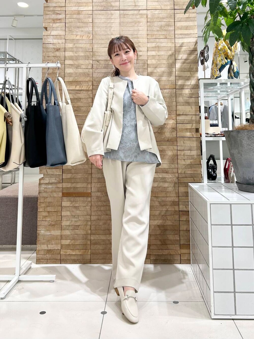 「セレモニースタイル、doors、低身長コーデ、40代、骨格ストレート、イエベ春、ストレート×イエベ春、ストレート×イエベ、ブラウスが主役の春コーデ」｜「SENSE OF PLACE by URBAN RESEARCHのハーフムーンバッグ（ショルダーバッグ、ベージュ系）」を使った、+++ゆき+++さん（レディース・151cm）の春コーディネートの1枚目の写真