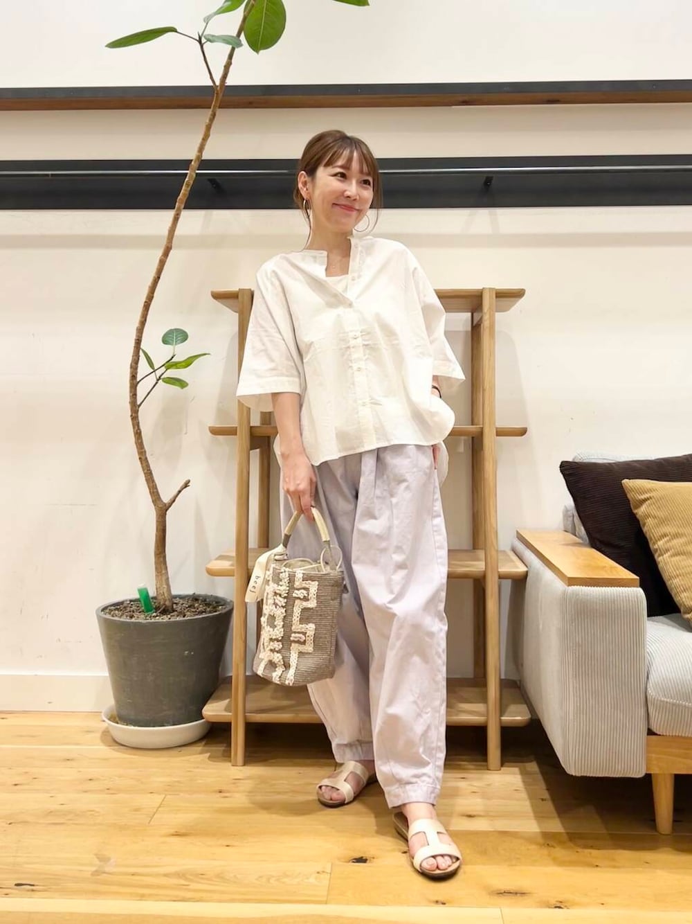 「doors、低身長コーデ、40代、骨格ストレート、イエベ春、ストレート×イエベ春、ストレート×イエベ、着回し力抜群シャツ」｜「beejの『別注』Beej×DOORS　チューブショルダーバッグ（ショルダーバッグ、グレー系）」を使った、+++ゆき+++さん（レディース・151cm）の夏コーディネートの1枚目の写真