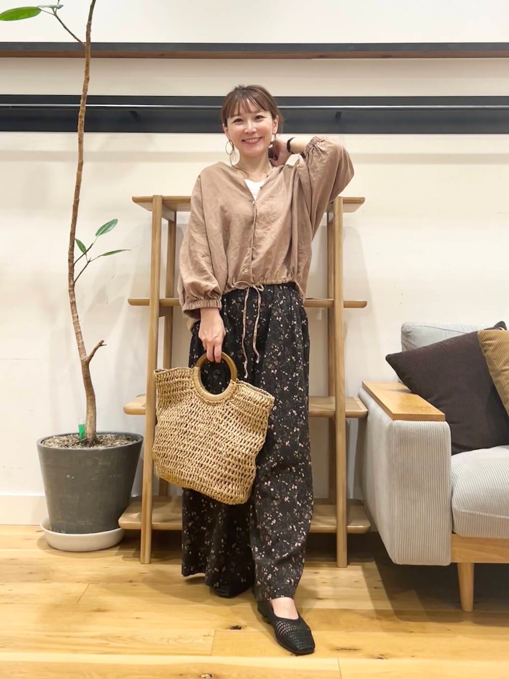 「doors、低身長コーデ、40代、骨格ストレート、イエベ春、ストレート×イエベ春、即戦力ブラウスコーデ、ストレート×イエベ、初夏のお出掛けコーデ」｜「RODE SKOのウッドハンドルペーパーバッグ（トートバッグ、ベージュ系）」を使った、+++ゆき+++さん（レディース・151cm）の春コーディネートの1枚目の写真