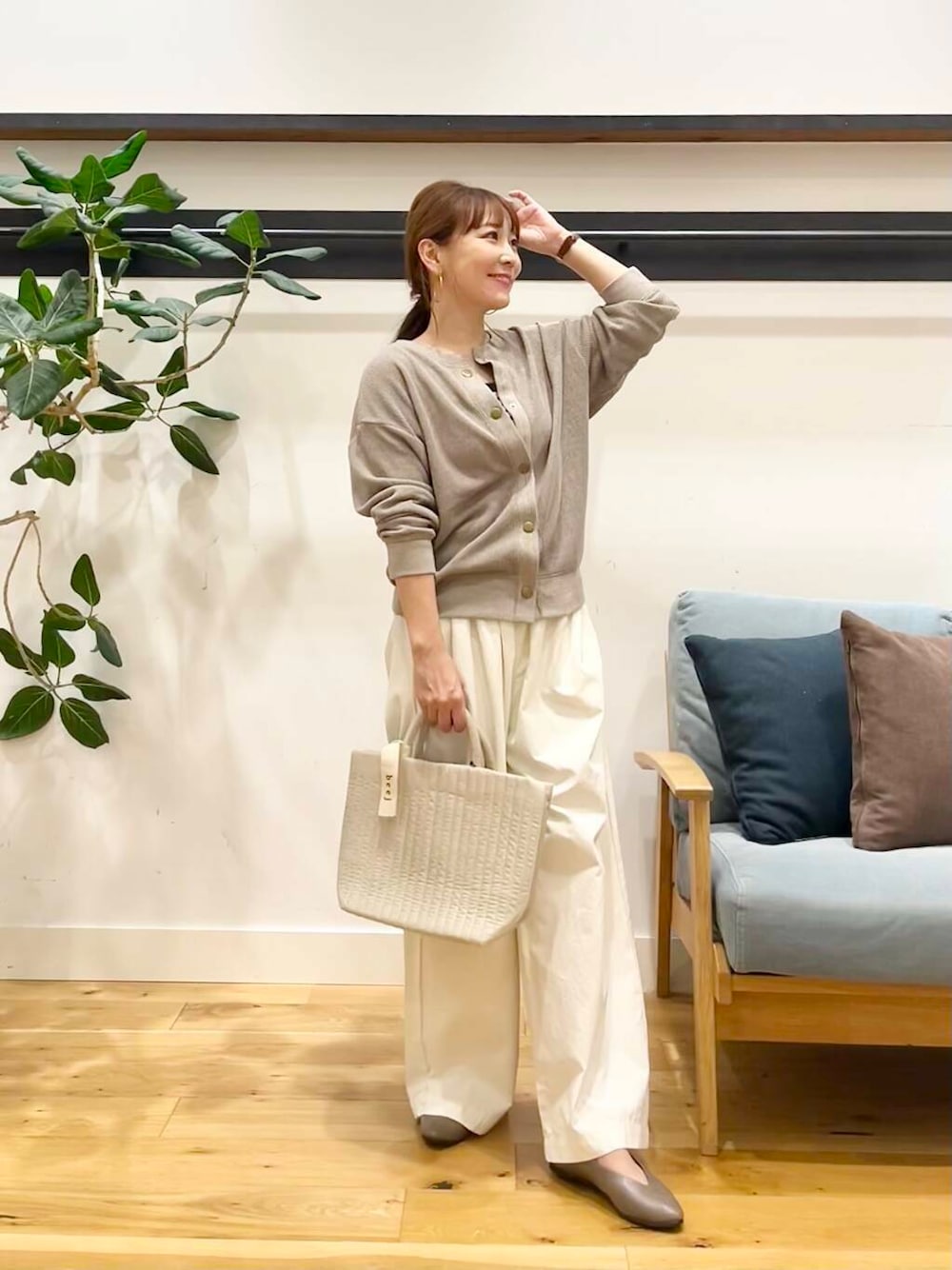 ホワイト系のタンクトップ、ベージュ系のパンプス、グレー系のカーディガン/ボレロを着用したレディースの夏コーディネートの1枚目の写真