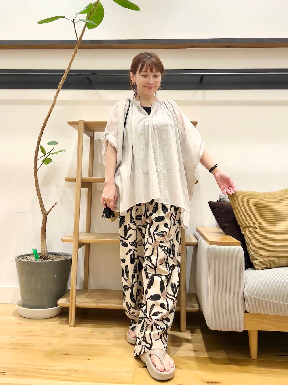 「doors、低身長コーデ、40代、骨格ストレート、イエベ春、ストレート×イエベ春、ストレート×イエベ、洒落見えイージーパンツ×サンダル、私が選ぶセールアイテム25ss」｜「RODE SKOのペーパーコンビショルダーバッグ（ショルダーバッグ、ベージュ系）」を使った、+++ゆき+++さん（レディース・151cm）の夏コーディネートの1枚目の写真