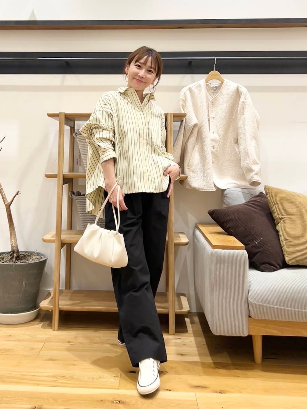 「doors、低身長コーデ、40代、骨格ストレート、イエベ春、ストレート×イエベ春、新作スニーカーコーデ」｜「URBAN RESEARCH DOORSのキルトノーカラージャケット（ノーカラージャケット、ホワイト系）」を使った、+++ゆき+++さん（レディース・151cm）の冬コーディネートの1枚目の写真
