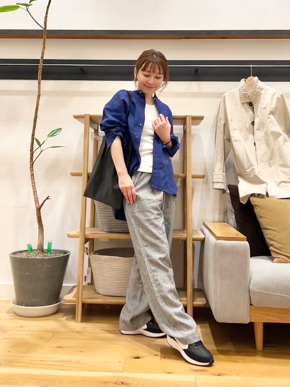 「doors、低身長コーデ、40代、骨格ストレート、イエベ春、ストレート×イエベ春、ストレート×イエベ、シャツが主役の春コーデ」｜「URBAN RESEARCH DOORSのスタンドカラーミドルコート（その他アウター、ベージュ系）」を使った、+++ゆき+++さん（レディース・151cm）の春コーディネートの1枚目の写真