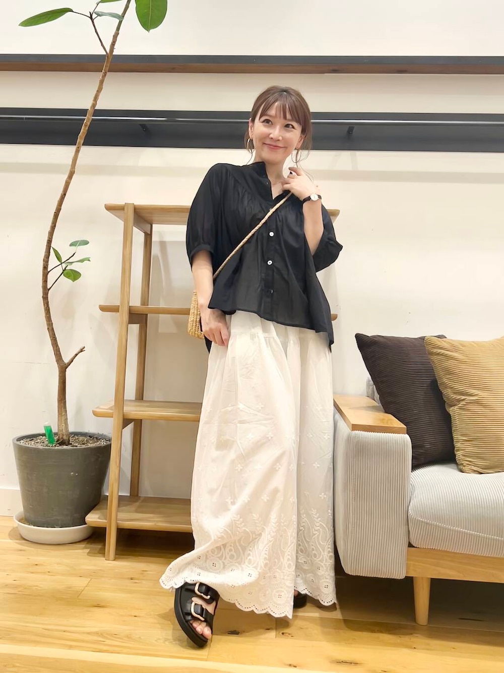 「シャツスタイル、doors、低身長コーデ、40代、骨格ストレート、イエベ春、ストレート×イエベ春、ストレート×イエベ、私が選ぶセールアイテム25ss」｜「URBAN RESEARCH DOORSのミニカゴショルダーバッグ（ショルダーバッグ、ベージュ系）」を使った、+++ゆき+++さん（レディース・151cm）の夏コーディネートの1枚目の写真