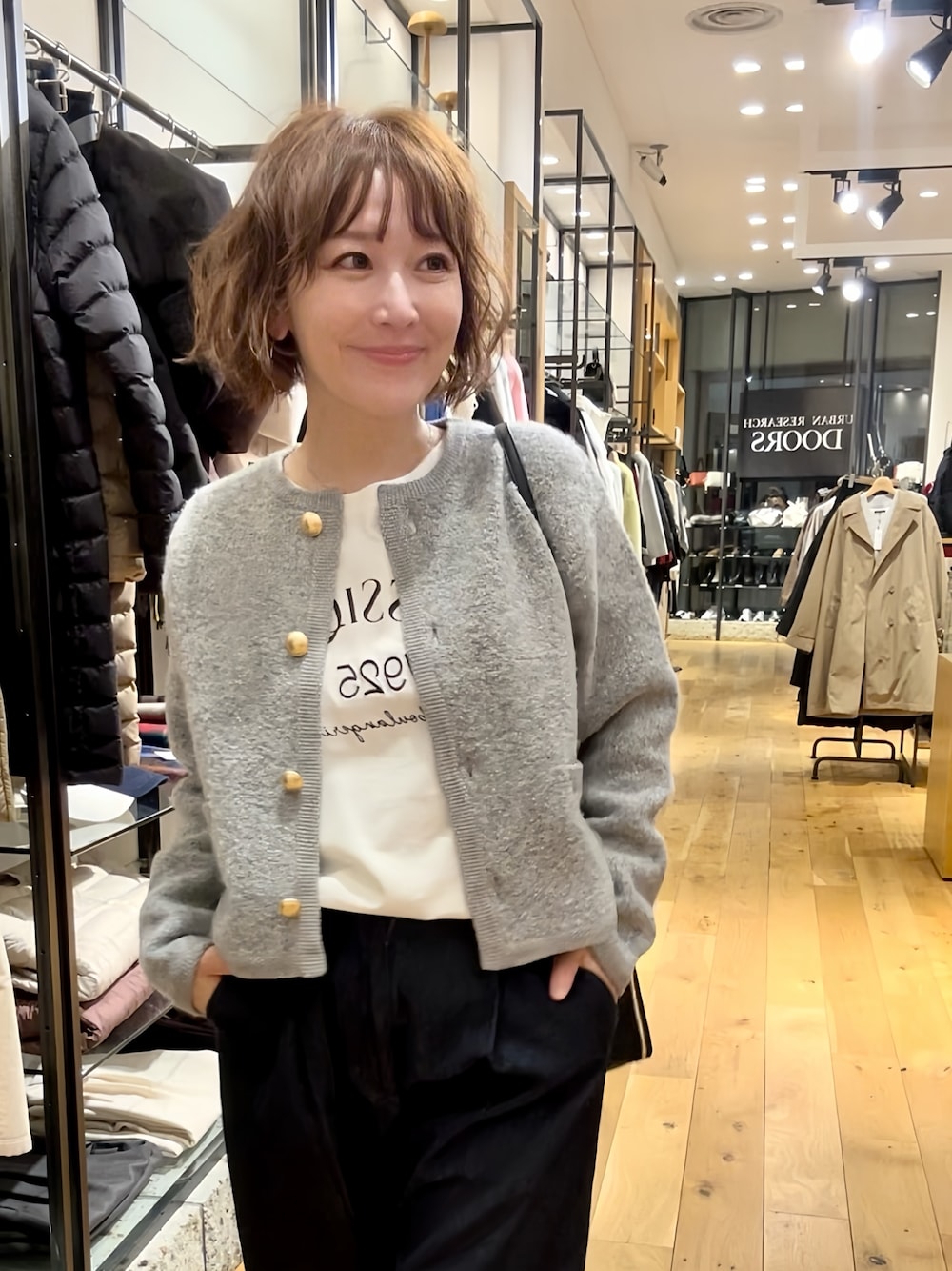 ノーカラーニットカーディガンを使った人気ファッションコーディネート