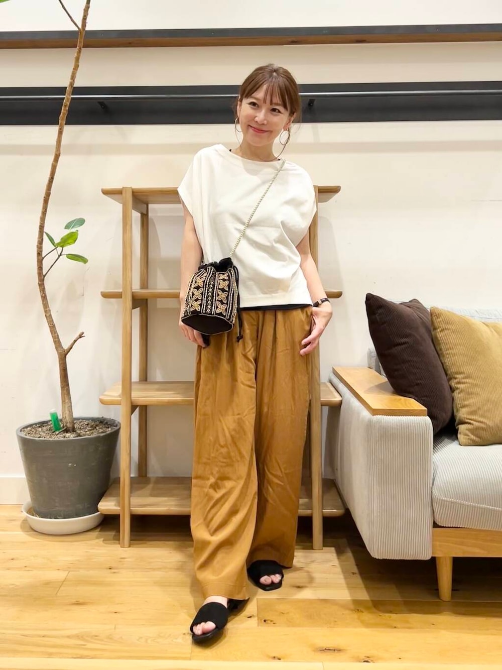 「doors、低身長コーデ、40代、骨格ストレート、イエベ春、ストレート×イエベ春、ストレート×イエベ、一枚で決まるtシャツ」｜「URBAN RESEARCH DOORSのコットンバックタックフレンチプルオーバー（Tシャツ/カットソー、ホワイト系）」を使った、+++ゆき+++さん（レディース・151cm）の夏コーディネートの1枚目の写真