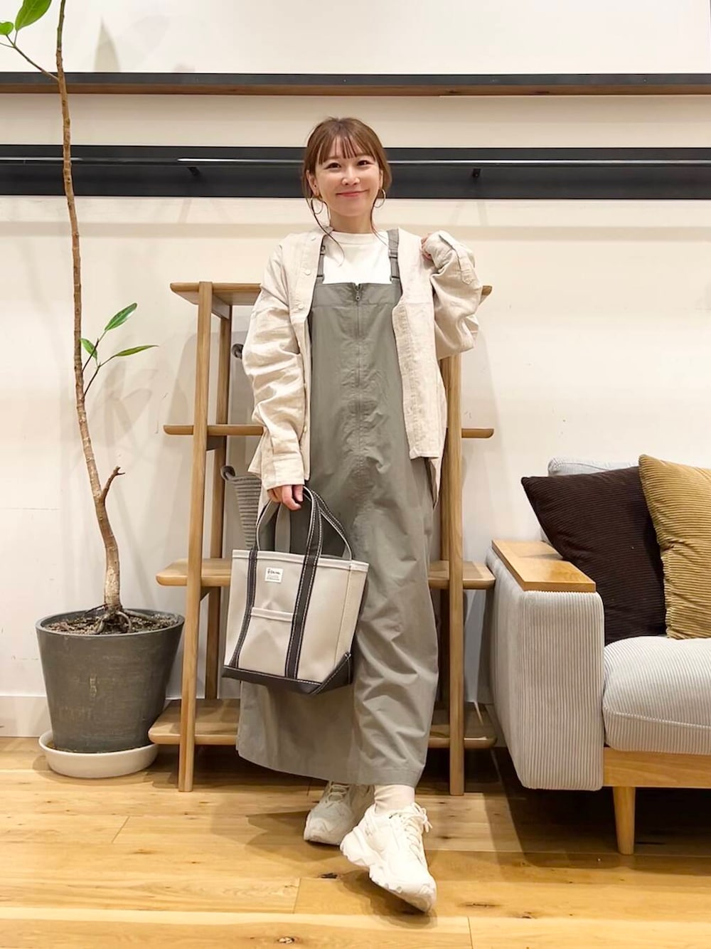 「doors、低身長コーデ、40代、骨格ストレート、イエベ春、ストレート×イエベ春、ストレート×イエベ、シャツが主役の春コーデ」｜「NIKEのNIKE　TC7900（スニーカー、ホワイト系）」を使った、+++ゆき+++さん（レディース・151cm）の春コーディネートの1枚目の写真