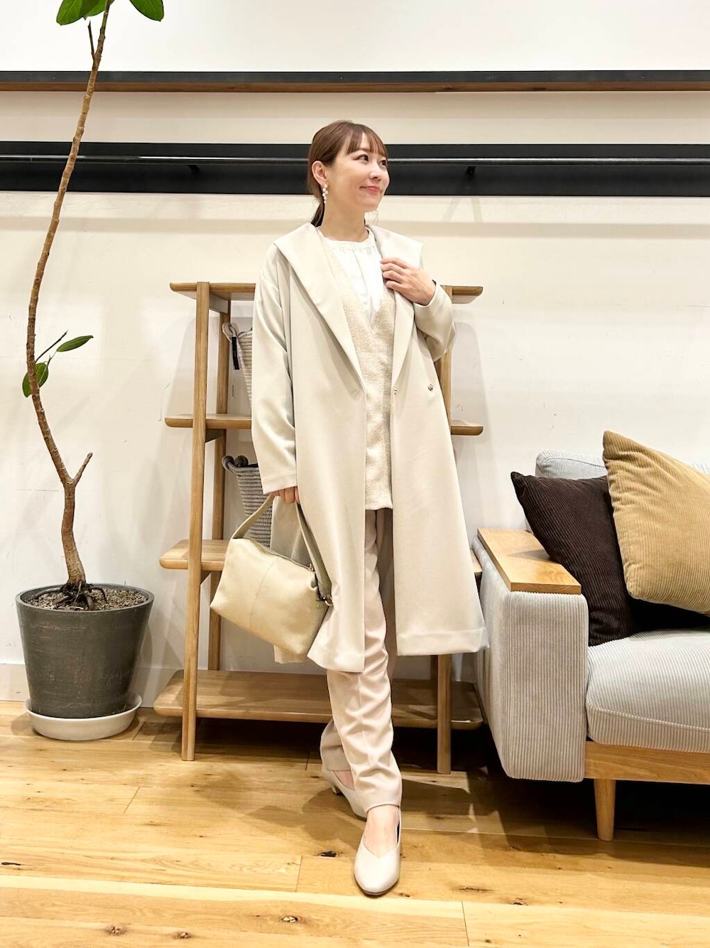 「セレモニースタイル、doors、低身長コーデ、40代、骨格ストレート、イエベ春、ストレート×イエベ春」｜「URBAN RESEARCH DOORSのペプラムトップスセットアップ（セットアップ、ベージュ系）」を使った、+++ゆき+++さん（レディース・151cm）の冬コーディネートの1枚目の写真