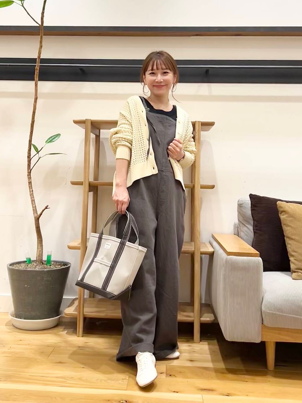 「doors、低身長コーデ、40代、骨格ストレート、イエベ春、ストレート×イエベ春、ストレート×イエベ、初夏のお出掛けコーデ」｜「URBAN RESEARCH DOORSのコットンバッククロスサロペット（サロペット/オーバーオール、グレー系）」を使った、+++ゆき+++さん（レディース・151cm）の春コーディネートの1枚目の写真