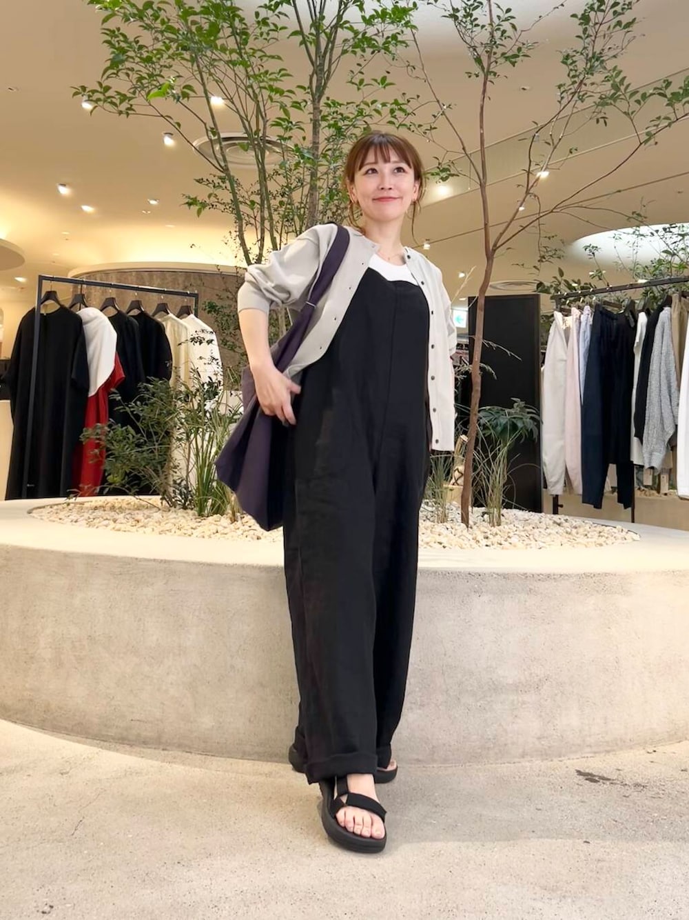 「リネン、doors、低身長コーデ、40代、骨格ストレート、イエベ春、ストレート×イエベ春、ストレート×イエベ」｜「かぐれのリネンサロペット（サロペット/オーバーオール、ブラック系）」を使った、+++ゆき+++さん（レディース・151cm）の春コーディネートの1枚目の写真