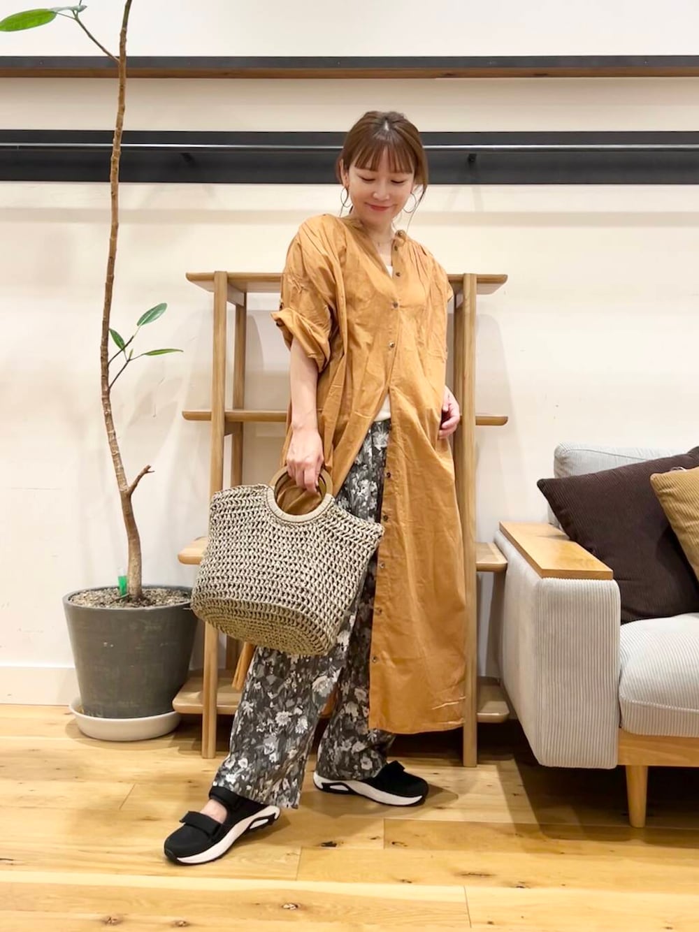 「doors、低身長コーデ、40代、骨格ストレート、イエベ春、ストレート×イエベ春、最旬スニーカーコーデ、ストレート×イエベ」｜「RODE SKOのウッドハンドルペーパーバッグ（トートバッグ、グレー系）」を使った、+++ゆき+++さん（レディース・151cm）の春コーディネートの1枚目の写真