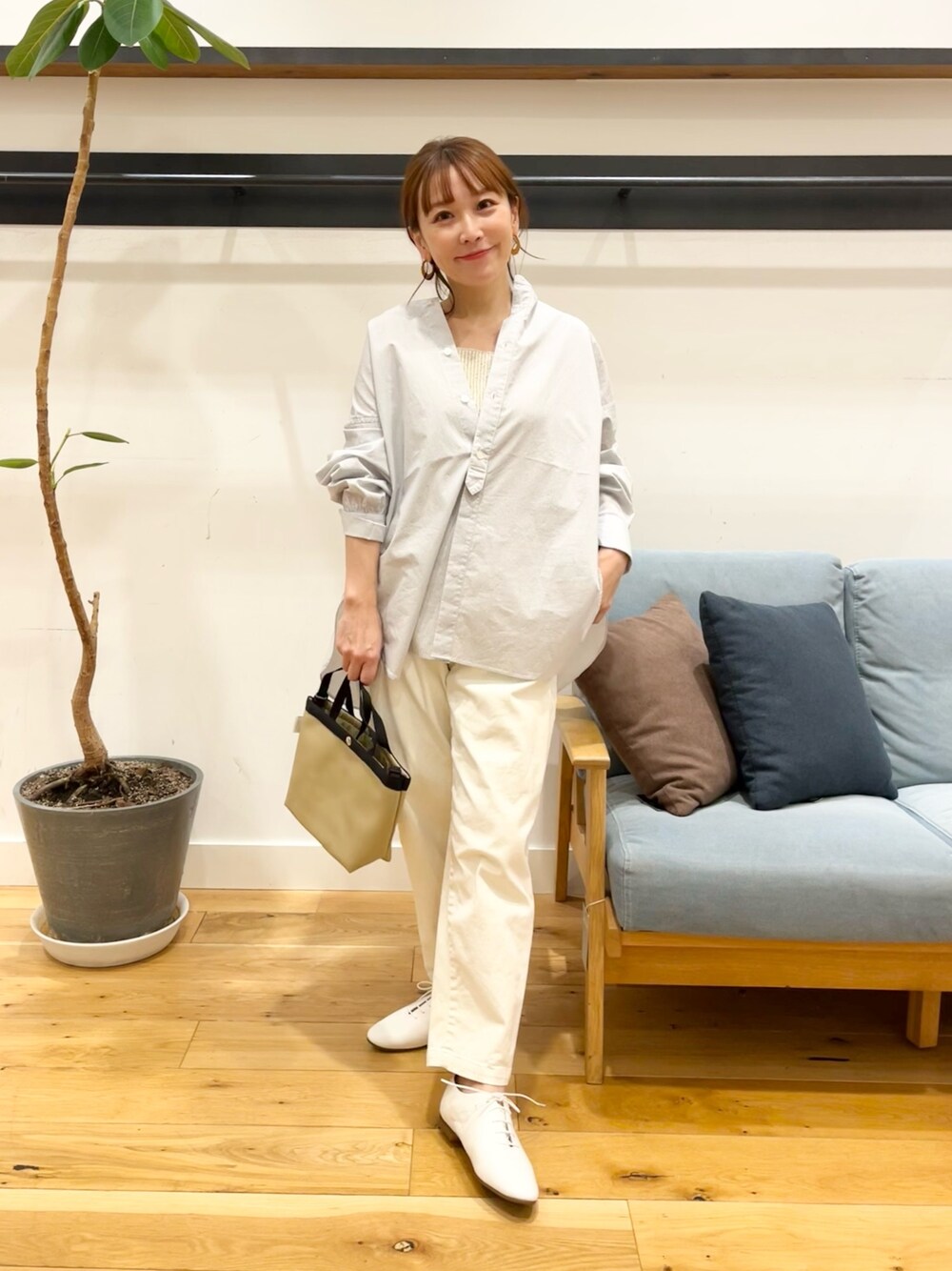 その他のシャツ/ブラウス、ホワイト系のその他パンツ、ホワイト系のその他シューズを着用したレディースの冬コーディネートの1枚目の写真