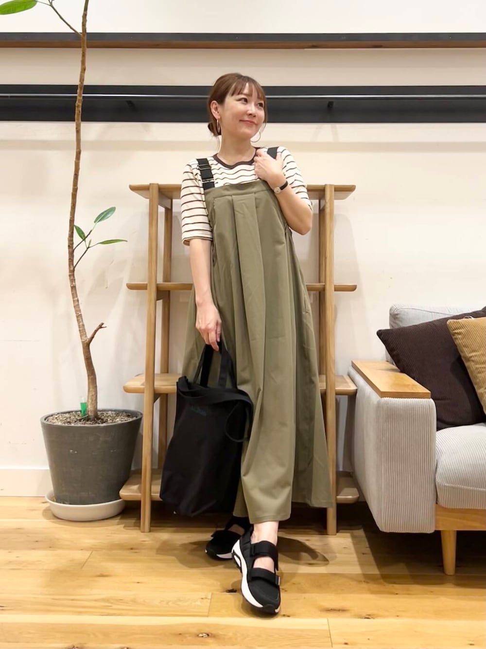 「doors、低身長コーデ、フェスコーデ、40代、骨格ストレート、イエベ春、ストレート×イエベ春、ストレート×イエベ」｜「URBAN RESEARCH DOORSの『WEB/一部店舗限定カラー』『UR TECH POLIsh POLI』ワークジャンスカ（ワンピース、グリーン系）」を使った、+++ゆき+++さん（レディース・151cm）の春コーディネートの1枚目の写真